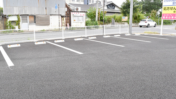 コスモファーマ　稲荷山薬局の駐車場