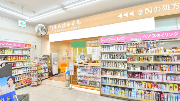 調剤薬局ツルハドラッグ大和町4丁目店の入口