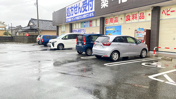 くすりのマルト調剤薬局　下平窪店の駐車場