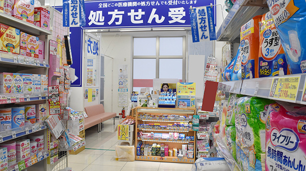 アカカベ薬局　放出西店の入口