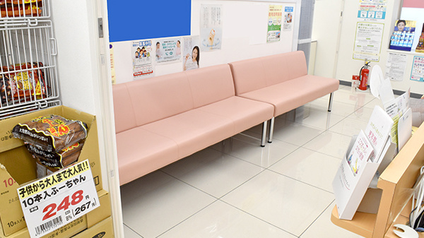アカカベ薬局　放出西店の待合スペース