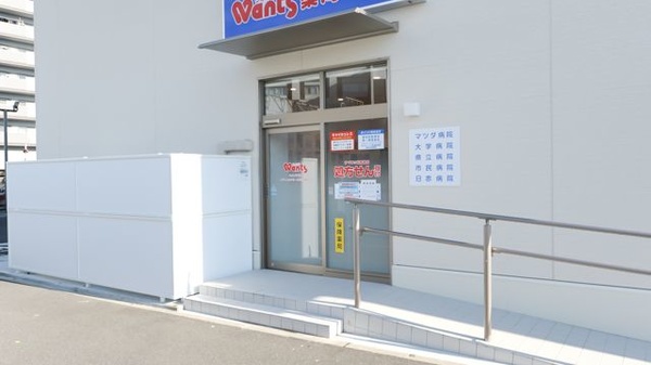 ウォンツ薬局メディカルモール向洋駅北店の入口
