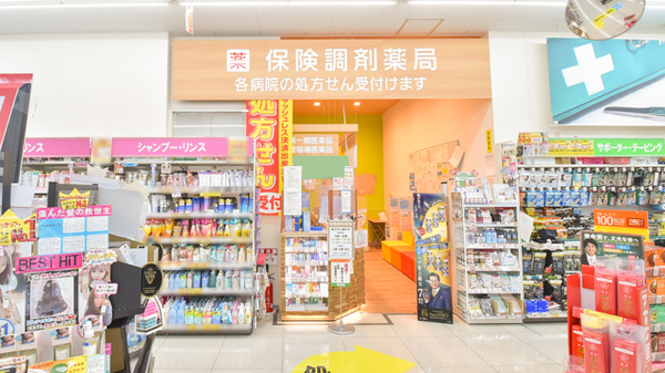 調剤薬局ツルハドラッグ盛岡青山店の入口