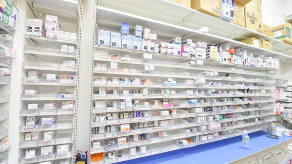 調剤薬局ツルハドラッグ盛岡青山店の薬棚