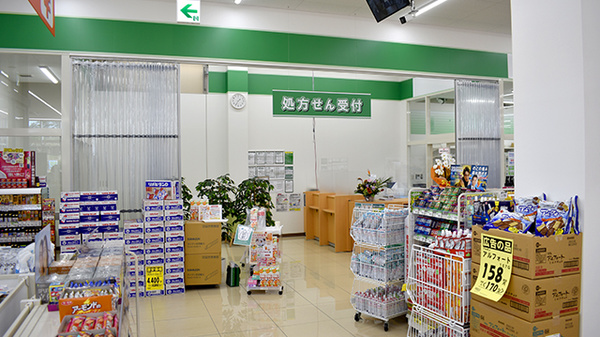 モリキフォレストモール佐久平薬局の入口