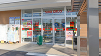 スギ薬局 金沢有松店の入口
