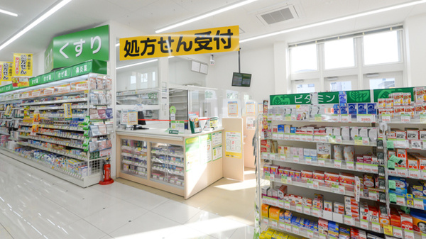 スギ薬局 金沢有松店の入口