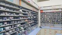 スギ薬局 金沢有松店の薬棚