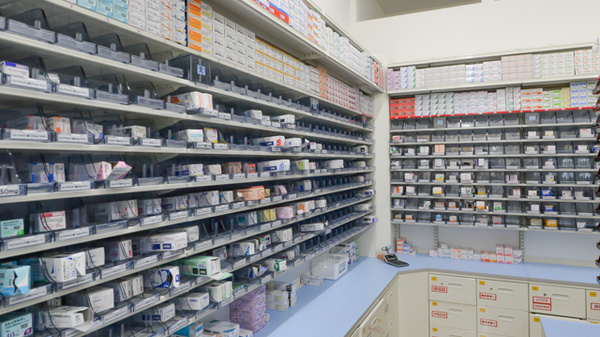 スギ薬局 金沢有松店の薬棚