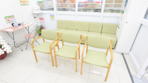 スギ薬局 喜連店の待合スペース