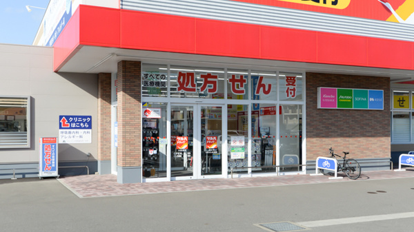 調剤薬局ツルハドラッグ小田部店の入口