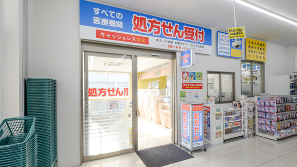 調剤薬局ツルハドラッグ小田部店の入口