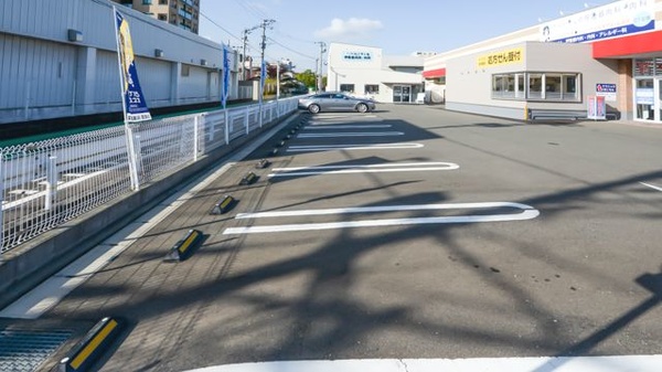調剤薬局ツルハドラッグ小田部店の駐車場