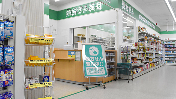 ドラッグセイムス上福岡西薬局の入口