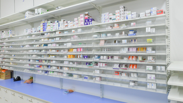 調剤薬局ツルハドラッグ永山3条西店の薬棚