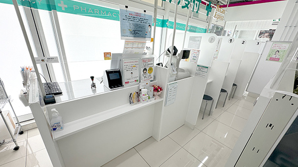 フィットケアエクスプレス日ノ出町駅前店薬局の受付/カウンター