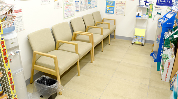 調剤薬局ツルハドラッグ小牧店の待合スペース