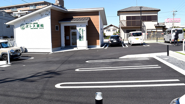 ポトス薬局　よもぎだい店の駐車場
