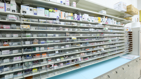 調剤薬局ツルハドラッグ会津本町店の薬棚