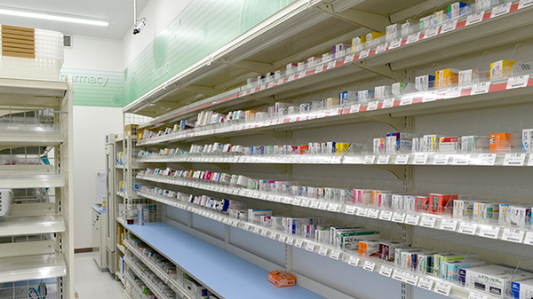 ドラッグセイムス柳崎1丁目薬局の薬棚