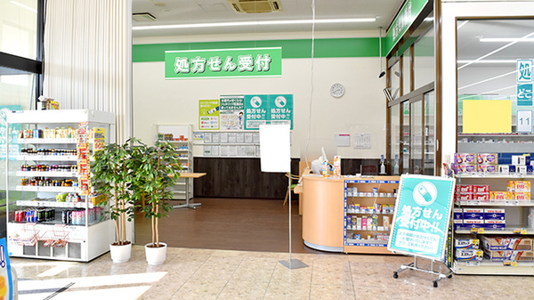 セイムス新宮緑ヶ丘薬局の入口