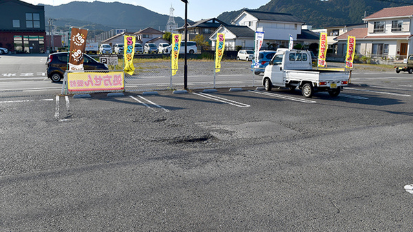 セイムス新宮緑ヶ丘薬局の駐車場