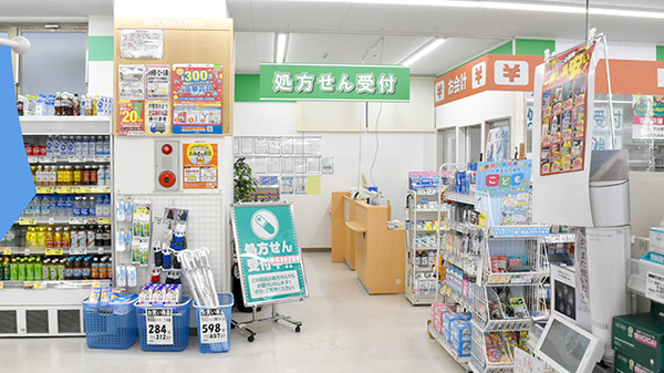 セイムス岸里玉出薬局の入口