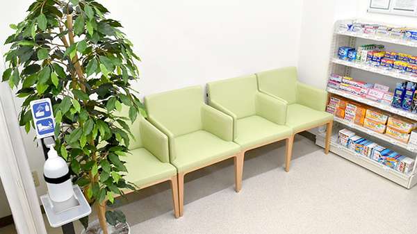 セイムス岸里玉出薬局の待合スペース