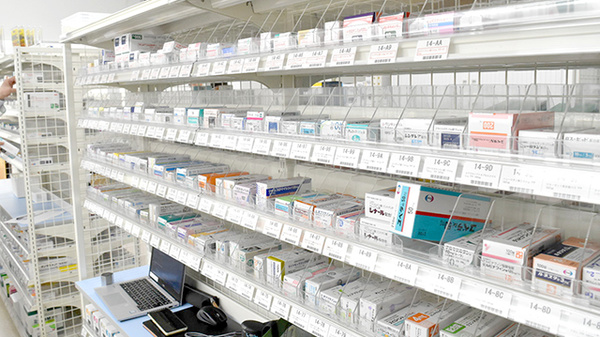 セイムス岸里玉出薬局の薬棚