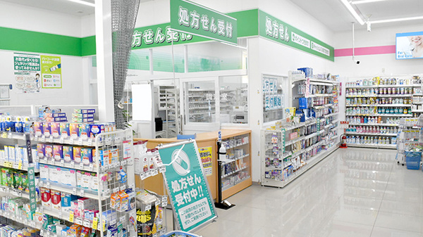 薬局スーパードラッグキリン田辺東山店の入口