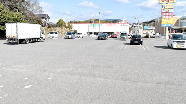 薬局スーパードラッグキリン田辺東山店の駐車場