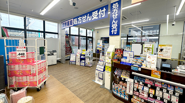 くすりのマルト調剤薬局　岡小名店の入口