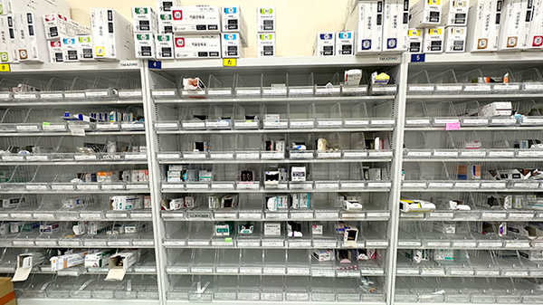 くすりのマルト調剤薬局　岡小名店の薬棚