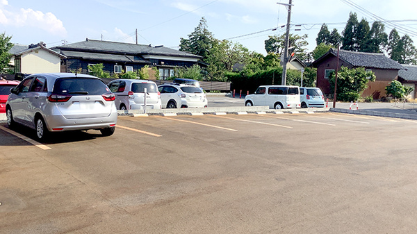 ケンユウきずな薬局の駐車場