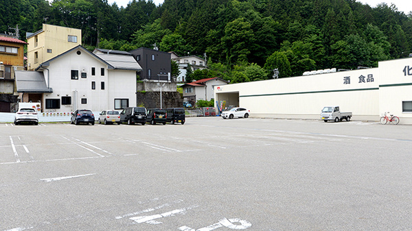 V･drug　高山東薬局の駐車場