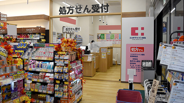 ココカラファイン薬局新潟駅前店の入口