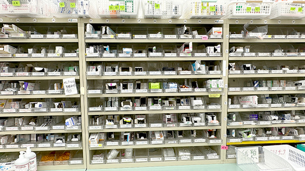 くすりのマルト調剤薬局　泉店の薬棚