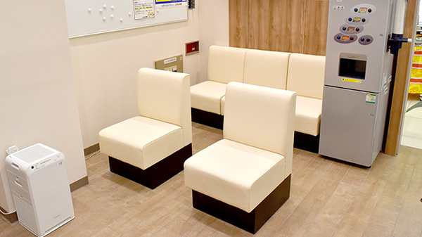 コクミン薬局　新茨木店の待合スペース