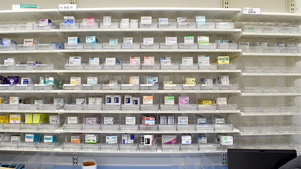 コクミン薬局　新茨木店の薬棚