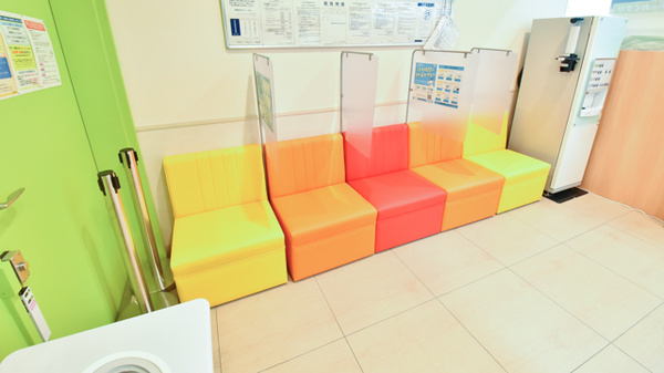 調剤薬局ツルハドラッグ山形瀬波店の待合スペース