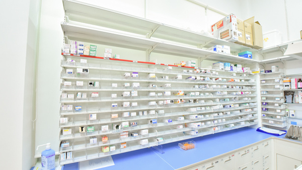調剤薬局ツルハドラッグ山形瀬波店の薬棚