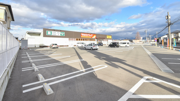 調剤薬局ツルハドラッグ山形瀬波店の駐車場