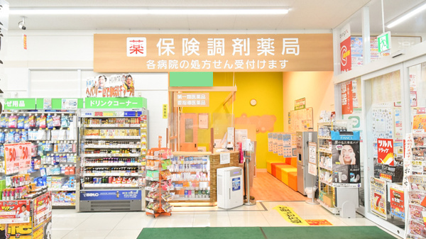 調剤運営ツルハドラッグ秋田仁井田店の入口