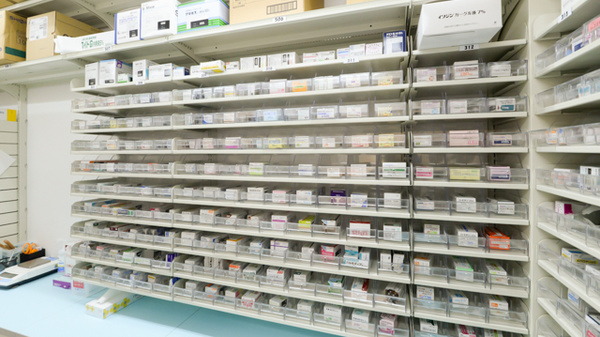 調剤薬局ツルハドラッグいわき三倉店の薬棚
