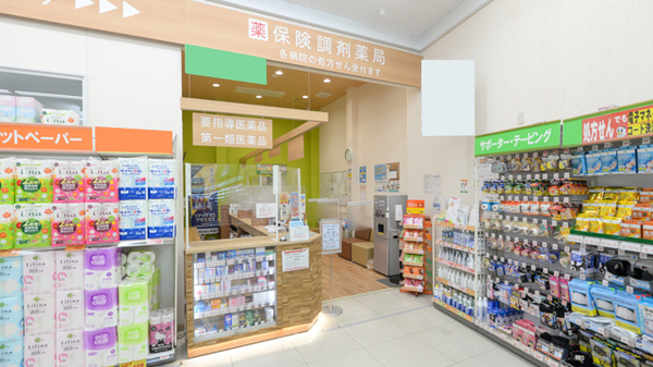 調剤薬局ツルハドラッグ水戸元吉田店の入口