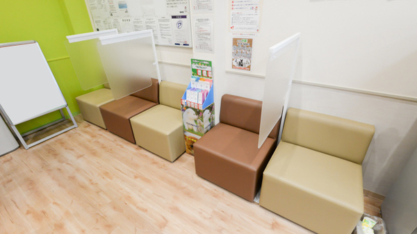 調剤薬局ツルハドラッグ水戸元吉田店の待合スペース