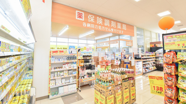 調剤薬局ツルハドラッグ置賜病院前店の入口
