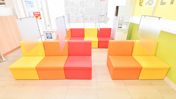 調剤薬局ツルハドラッグ置賜病院前店の待合スペース