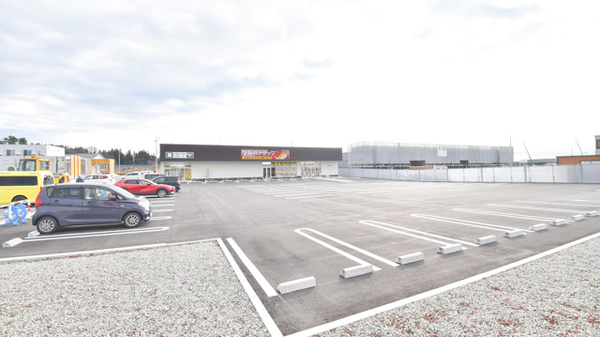 調剤薬局ツルハドラッグ置賜病院前店の駐車場