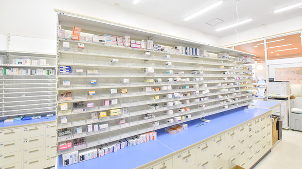 調剤薬局ツルハドラッグ横手平鹿店の薬棚